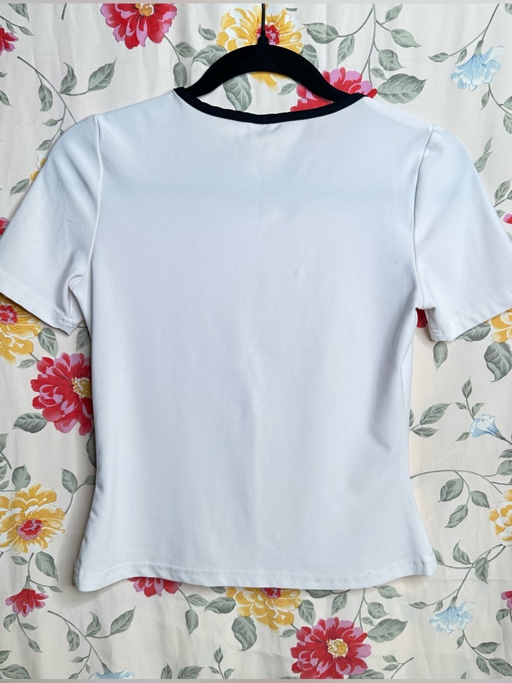 Y2k| White Floral Butterfly Fitted Graphic T | Size Medium | Excellent Condition - Picture 2 of 3